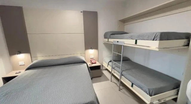 Четырёхместный номер Deluxe с балконом Hotel La Mela