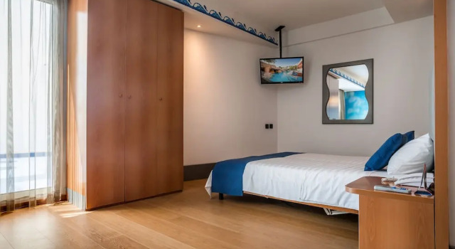 Трёхместный люкс с 2 комнатами с балконом Club Hotel Eilat - All Suites Hotel
