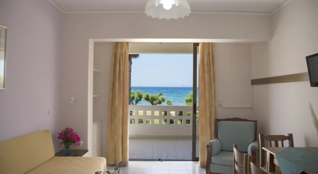 Апартаменты с балконом и с видом на море Byron Apartments
