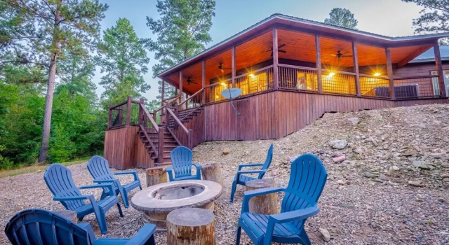 Stained Glass Hill includes Free WiFi, Parking Onsite, Private Hot Tub, and BBQ by RedAwning, Boek Vakantiehuis Broken Bow Oklahoma