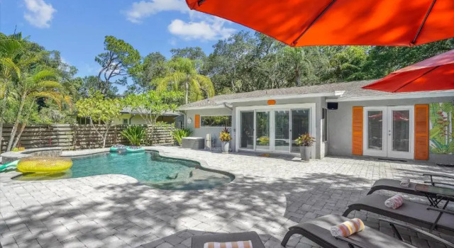 Коттедж Sarasota Bungalow with Heated Pool and Backyard Oasis