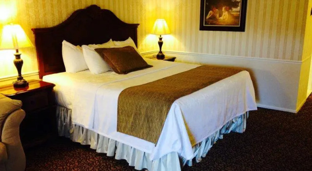Кровать в общем номере Baugh Motel, SureStay Collection by Best Western