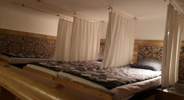 Кровать в общем номере Locomotive Hostel