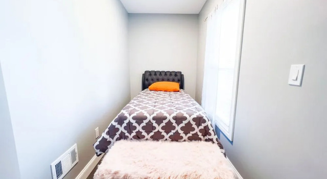 Group Friendly 6BR Near Aquarium & Niagara Falls, Забронировать Дом для отпуска Коттеджи Ниагара Фолс, рядом с Круиз Maid of the Mist, Коттедж
