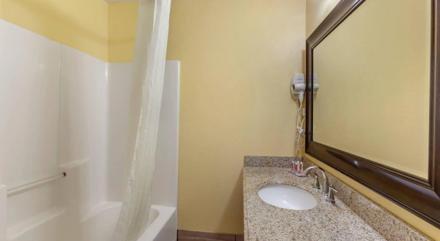 Четырёхместный номер Standard Econo Lodge Clovis
