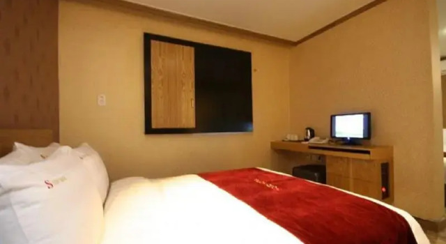 Riverside Cozy Hotel