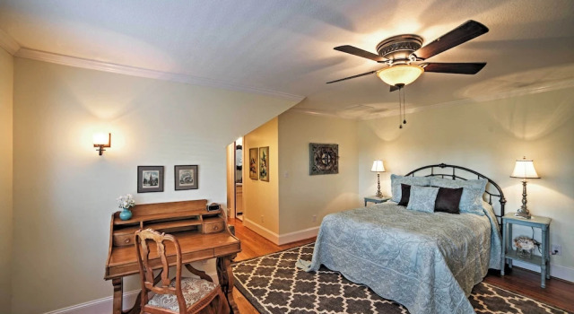 Коттедж с 4 комнатами Spacious & Stunning Cleveland Getaway on 1 Acre