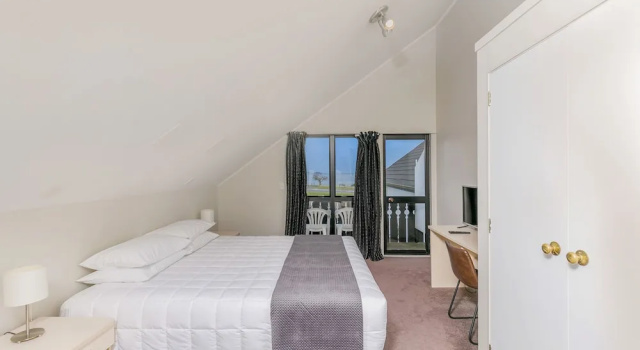 Апартаменты Superior c 1 комнатой с частичным видом Le Chalet Suisse Motel Taupo