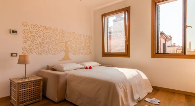 Апартаменты c 1 комнатой с балконом Sunny Canal View in Venice Chic Movida