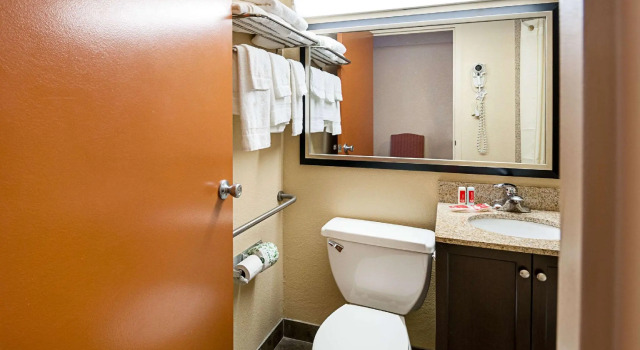 Четырёхместный номер Standard Quality Inn Near Pimlico Racetrack