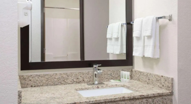 Четырёхместный номер Standard AmericInn by Wyndham Mount Pleasant