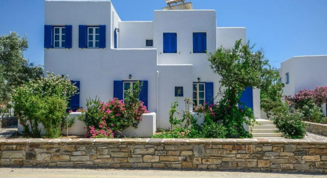 Agia Anna Studios & Apartments
