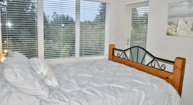 Cozy Creekside Renovated Condo, Забронировать Отель Колвуд South Vancouver Island