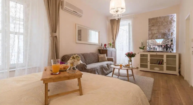 Apartments and rooms Perla