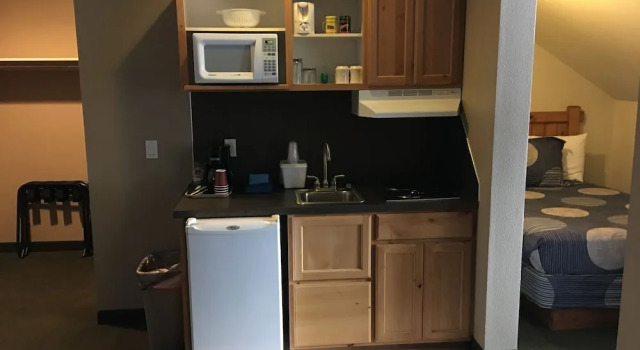 Трёхместный семейный номер Standard с видом на горы Boulder Creek Inn
