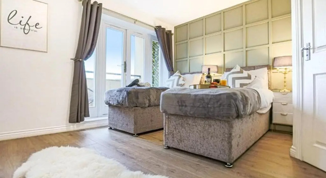 Luxury 5 Bedroom 3 Bathroom House with Smart TVs, Super Fast Wifi, Free Parking and Garden by Yoko Property
