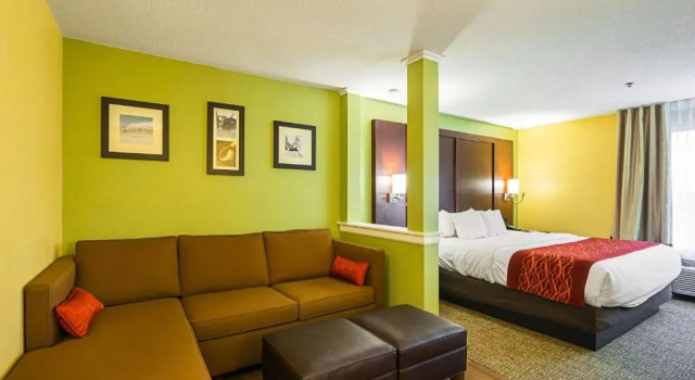 Люкс Comfort Inn & Suites Dayton Northwest - Englewood