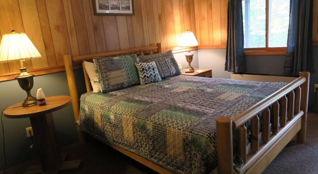 Forest Hill Lodge & Cabins, Buchen Sie Gasthaus Lake George 