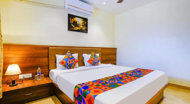 Townhouse OAK Hotel Chaitanya Executive