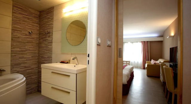 Трёхместный номер Privilege Logis Hotel Restaurant Spa Beau Site