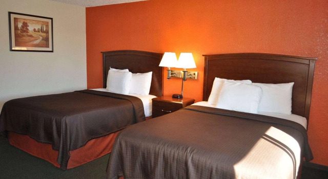 Четырёхместный номер Standard AmericInn by Wyndham Plymouth