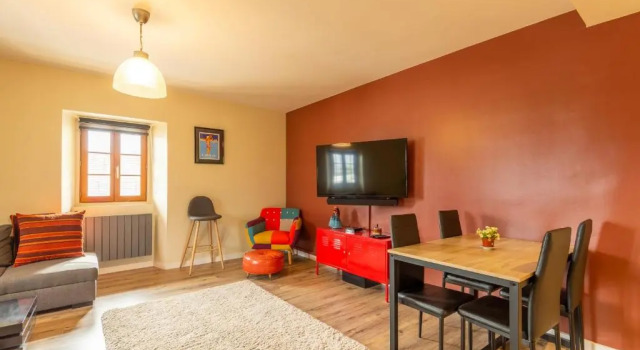 Spacious apartment with two terraces and private parking