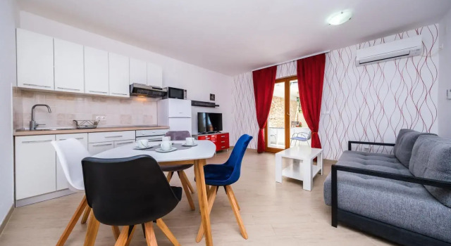 Family friendly apartments with a swimming pool Mavarstica, Ciovo - 18744, Buchen Sie Ferienwohnung Hotels in Gespanschaft Split-Dalmatien mit Pool, Schwimmbad
