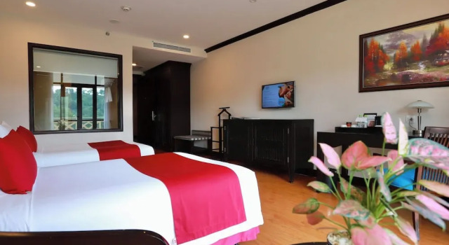 Двухместный номер Deluxe с балконом и с видом на горы Swiss-Belresort Tuyen Lam