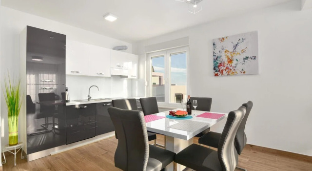 Stunning Home in Razanj With 10 Bedrooms, Wifi and Heated Swimming Pool, Rezerwuj Hotel Hotele w Split-Dalmatia County z parkingiem, Parking