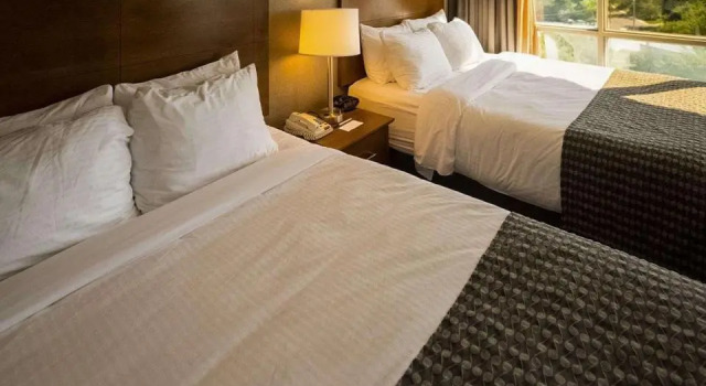 Четырёхместный номер Standard с видом на город Clarion Lakeside Inn & Conference Centre