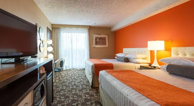 Четырёхместный номер Howard Johnson Plaza by Wyndham by the Falls Niagara Falls