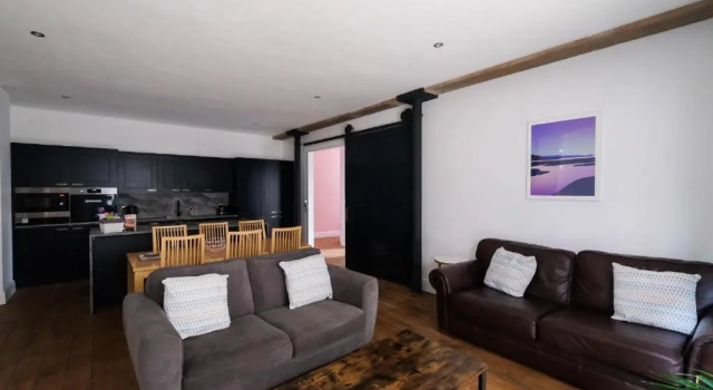 Апартаменты The Eden Warehouse - Pink Apartment (sleeps 4)