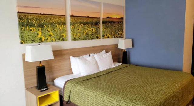 Standard Zimmer Days Inn by Wyndham Topeka