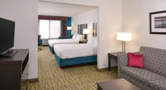 Четырёхместный люкс Holiday Inn Express Hotel & Suites Omaha West by IHG