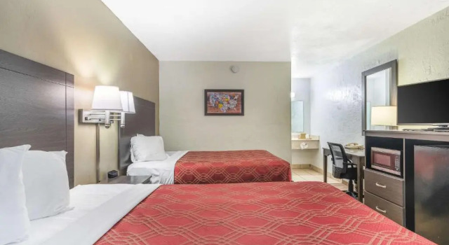 Четырёхместный номер Standard Days Inn by Wyndham Gainesville Hospital - University Area