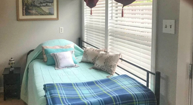 Coastal Escape w/ Yard, Walk 1 Mile to Texas A & M, Buchen Sie Ferienhaus Cottages in Corpus Christi, Cottage