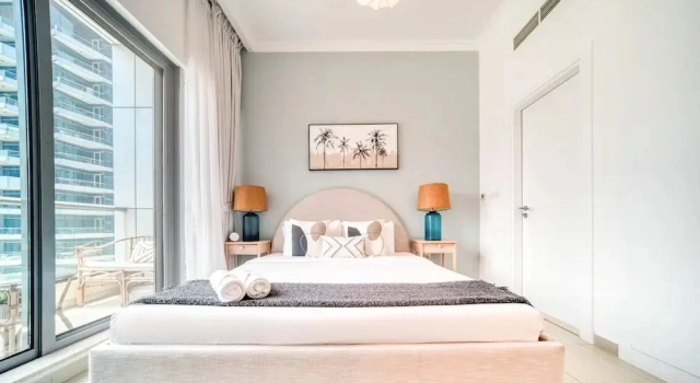 Modern One Bedroom Stylish Touches, Забронировать Апартаменты/квартира Отели Эмирата Дубая с парковкой, рядом с Торговый центр The Beach, Парковка