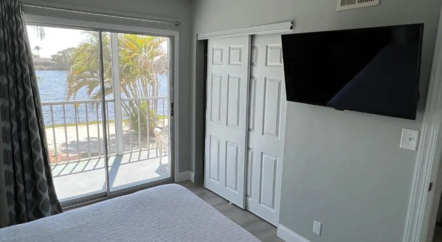 Двухместный люкс c 1 комнатой с видом на озеро Marco Island Lakeside Inn