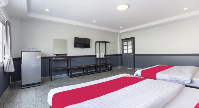 Nara Hotel Restaurant And Bar by OYO Rooms, Забронировать Отель Отели Ампхава с парковкой, Парковка