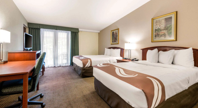 Четырёхместный номер Standard Quality Inn & Suites Tarpon Springs South