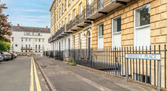 Stunning Flat in Centre of Cheltenham, Забронировать Дом для отпуска Виллы Челтнем, рядом с Statue of Edward Wilson, Вилла
