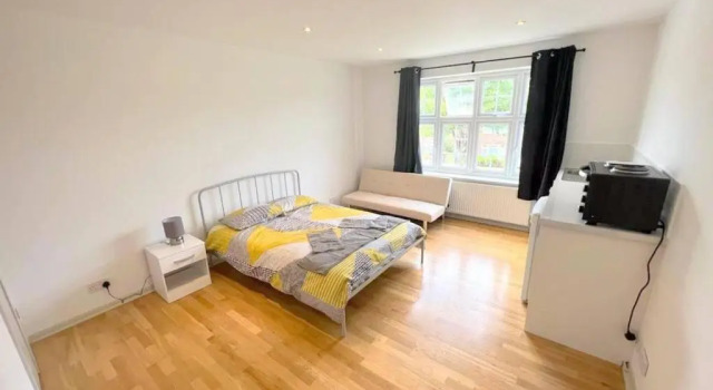 Студия Large Triple Studio in South London - Sutton