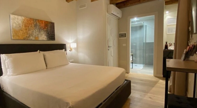 Malvezzi24 Boutique Rooms, Забронировать Бутик-отель Дезенцано-дель-Гарда озеро Гарда