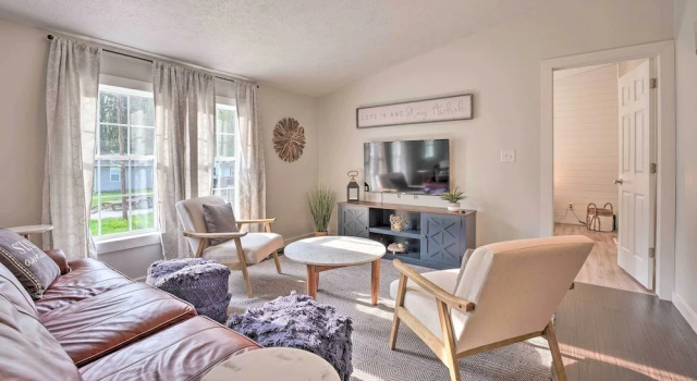 Коттедж Breezy Coloma Getaway w/ Grill - 1 Mi to Beaches!