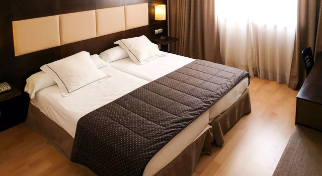 Hotel Sercotel Cuatro Postes, Забронировать Отель Отели Авила с завтраком, рядом с Церковь Святого Иоанна Крестителя, Завтраки