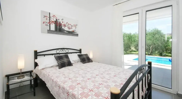 Viki - With Heated Pool - H