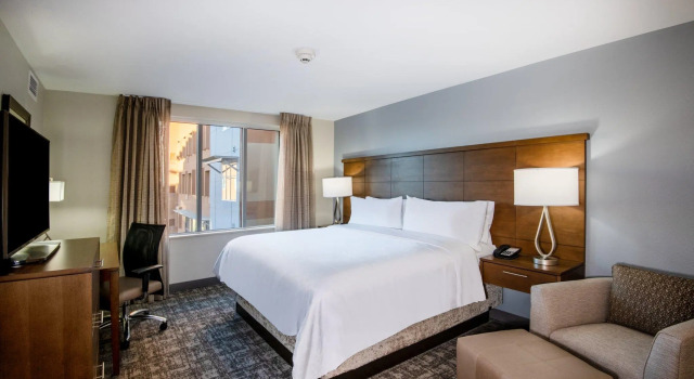 Четырёхместный люкс с 2 комнатами Staybridge Suites - Scottsdale - Talking Stick by IHG