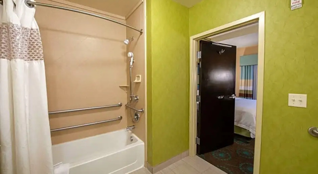 Четырёхместный люкс Hampton Inn & Suites Salt Lake City/Farmington