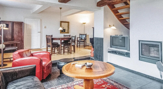 Awesome Home in Remersdaal With 7 Bedrooms and Wifi, Rezerwuj Hotel Hotele w Bruksela z parkingiem, Parking