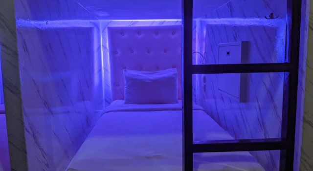 Кровать в общем номере Mycapsule Bali